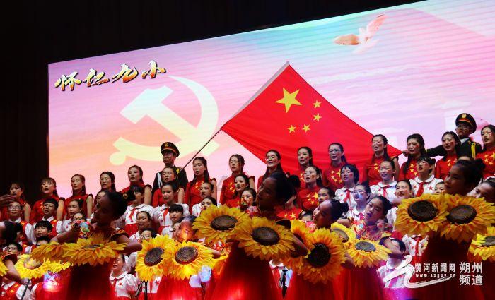 夫妻带着放暑假的孩子跑运输，驾驶室像家一样布置，其行为值得提倡吗？游戏画面